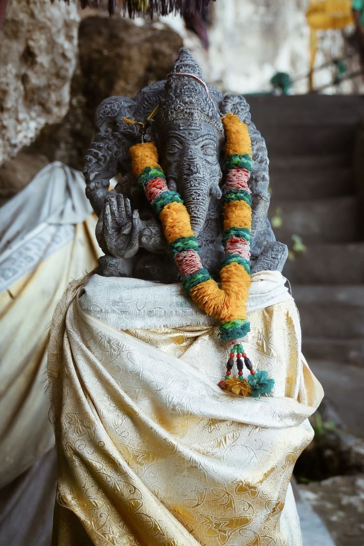 ruta por indonesia figura elefante buda con collar de flores